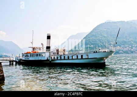 Como, Lombardei, Italien. Comer See. Dampfgarer „Patria“. Historisches Boot des Comer Sees, im Jahr 1926 vor kurzem von der Provinz Como renoviert gestartet. An Bord der Informationstafeln mit der Geschichte des Dampfes und seiner Bergung. Möglichkeit der Nutzung als Ort für prestigeträchtige Veranstaltungen. Stockfoto