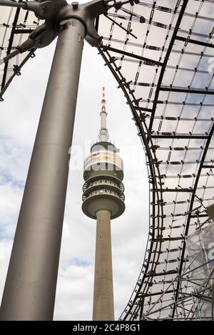 Stadionturm des Olympiaparks in München, Deutschland, ist ein Olympiapark, der für die Olympischen Sommerspiele 1972 gebaut wurde Stockfoto