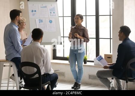 Indische Geschäftsfrau, die Flipchart-Präsentation bei der Unternehmensversammlung Stockfoto