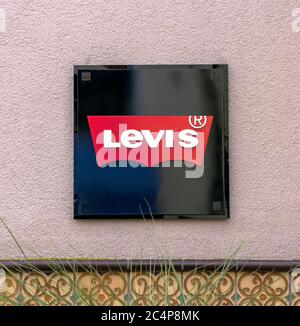 Ingolstadt, Deutschland : Levi's Outlet Store, Ingolstadt. Levi Strauss wurde 1853 gegründet und ist ein amerikanisches Bekleidungsunternehmen, das weltweit für seine Marke bekannt ist Stockfoto