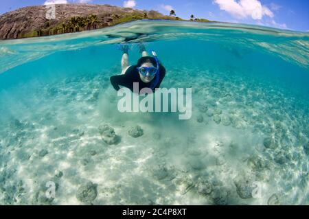 Schnorchler genießt das Wasser vor Hanauma Bay Marine Reserve, Oahu, Hawaii, USA Stockfoto
