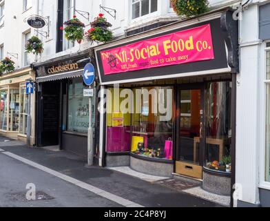 BIDEFORD, DEVON, Großbritannien - JUNI 14 2020: The Anti Social Food Co, veganes Café und Catering in Mill St. Stockfoto