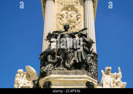 Madrid, Comunidad de Madrid, Spanien, Europa.. El Retiro Park (Parque del Retiro). Detail von La Paz aus der Skulpturensammlung des Alfonso XII Monuments. La Paz ist ein Bronzewerk von Miguel Blay (Olot, Gerona, 1866 - Madrid, 1936). Stockfoto