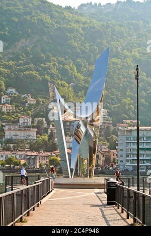 Como, Lombardei, Italien. Comer See. Das Leben Electric ist eine Skulptur von Daniel Libeskind, erstellt im Jahr 2015 und befindet sich in Como, auf dem äußeren Damm (diga foranea Caldirola). Er wiegt 29 Tonnen und wurde aus Stahl gefertigt und mit Edelstahl beschichtet. Stockfoto