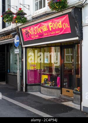 BIDEFORD, DEVON, Großbritannien - JUNI 14 2020: The Anti Social Food Co, veganes Café und Catering in Mill St. Stockfoto