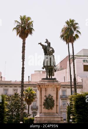 València, Comunidad Valenciana, Spanien. Plaça d'Alfons el Magnànim. Rey Jaime I (Jaume el Conqueridor) Statue, die Statue stellt die Figur des Königs Jakob I. von Aragon, und wir finden sie in 'Plaza Alfonso el Magnánimo'. Diese Darstellung wurde im Juli 1890 eingeweiht. Die Reiterstatue wurde in Holz geschnitzt und später in Bronze gebadet. 15 Tonnen Metall wurden verwendet. Stockfoto