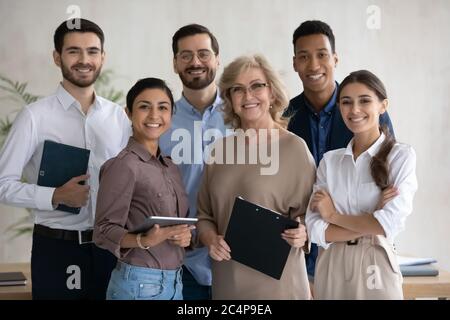 Unternehmensporträt lächelnd verschiedene Mitarbeiter im Büro Stockfoto