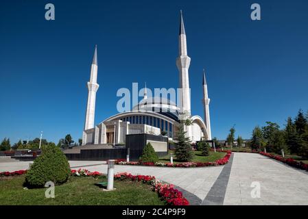 Ankara - 23. Mai 2014: Ahmet Hamdi Akseki Moschee. Es ist die größte und neueste Moschee in Ankara und bekannt als VIP oder Darth Vader Moschee. Stockfoto