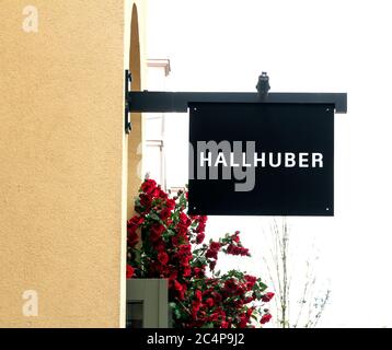 Ingolstadt, Deutschland: HALLHUBER Niederlassung. HALLHUBER ist ein deutsches Modeunternehmen, das Bekleidung, Schuhe und Accessoires im mittleren Preissegment anbietet Stockfoto