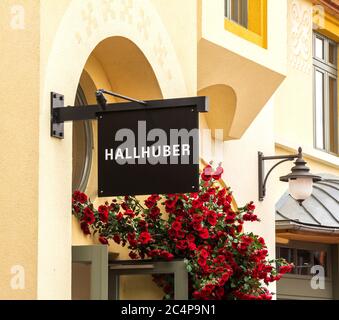 Ingolstadt, Deutschland: HALLHUBER Niederlassung. HALLHUBER ist ein deutsches Modeunternehmen, das Bekleidung, Schuhe und Accessoires im mittleren Preissegment anbietet Stockfoto