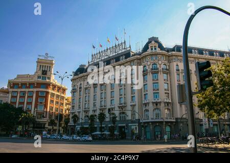 Madrid, Comunidad de Madrid, Spanien, Europa.. Das Westin Palace Hotel, von der Plaza de la Lealtad aus gesehen. Stockfoto