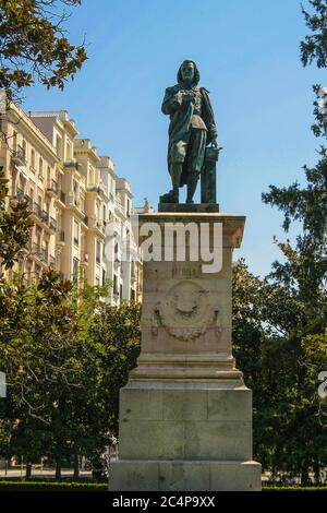 Madrid, Comunidad de Madrid, Spanien, Europa.. Die Statue des Malers Bartolomé Esteban Murillo steht zwischen dem Prado Museum und dem Botanischen Garten. Es ist eine Replik, wie das Original auf dem Platz des Museums der Schönen Künste von Sevilla befindet. Die beiden Denkmäler sind das Werk des Bildhauers Savino de Medina. Die Statue von Madrid wurde 1871 von Don Amadeo de Saboya eingeweiht. Stockfoto