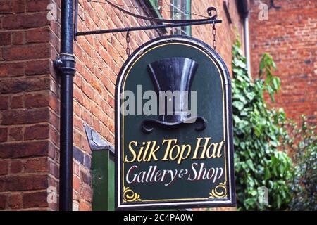 Hängendes Schild vor der Silk Top hat Galerie und Shop, Ludlow, Shropshire, England Stockfoto