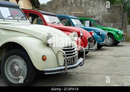 Vier Citroën 2CV-Autos in Allemans-du-Dropt, Nouvelle-Aquitaine, Frankreich Stockfoto