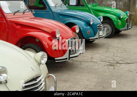 Vier Citroën 2CV-Autos in Allemans-du-Dropt, Nouvelle-Aquitaine, Frankreich Stockfoto