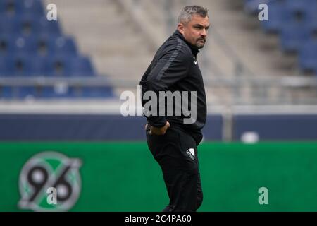 Hannover, Deutschland. Juni 2020. Fußball: 2. Bundesliga, Hannover 96 - VfL Bochum, 34. Spieltag in der HDI-Arena. Bochum-Trainer Thomas Reis ist vor dem Spiel im Stadion. Quelle: Swen Pförtner/dpa - WICHTIGER HINWEIS: Gemäß den Bestimmungen der DFL Deutsche Fußball Liga und des DFB Deutscher Fußball-Bund ist es untersagt, im Stadion und/oder aus dem Spiel aufgenommene Aufnahmen in Form von Sequenzbildern und/oder videoähnlichen Fotoserien zu nutzen oder auszunutzen./dpa/Alamy Live News Stockfoto