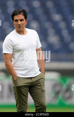 Hannover, Deutschland. Juni 2020. Fußball: 2. Bundesliga, Hannover 96 - VfL Bochum, 34. Spieltag in der HDI-Arena. Hannover-Coach Kenan Kocak ist vor dem Spiel im Stadion. Quelle: Swen Pförtner/dpa - WICHTIGER HINWEIS: Gemäß den Bestimmungen der DFL Deutsche Fußball Liga und des DFB Deutscher Fußball-Bund ist es untersagt, im Stadion und/oder aus dem Spiel aufgenommene Aufnahmen in Form von Sequenzbildern und/oder videoähnlichen Fotoserien zu nutzen oder auszunutzen./dpa/Alamy Live News Stockfoto