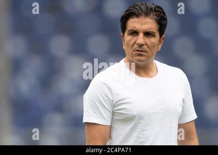 Hannover, Deutschland. Juni 2020. Fußball: 2. Bundesliga, Hannover 96 - VfL Bochum, 34. Spieltag in der HDI-Arena. Hannover-Coach Kenan Kocak ist vor dem Spiel im Stadion. Quelle: Swen Pförtner/dpa - WICHTIGER HINWEIS: Gemäß den Bestimmungen der DFL Deutsche Fußball Liga und des DFB Deutscher Fußball-Bund ist es untersagt, im Stadion und/oder aus dem Spiel aufgenommene Aufnahmen in Form von Sequenzbildern und/oder videoähnlichen Fotoserien zu nutzen oder auszunutzen./dpa/Alamy Live News Stockfoto