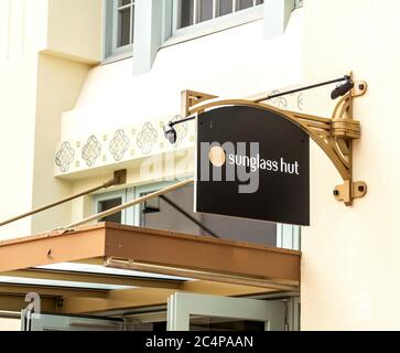 Ingolstadt, Deutschland: Sunglass Hut ist eine internationale Kette von Sonnenschutzgeschäften im Besitz des italienischen Unternehmens Luxottica. Stockfoto