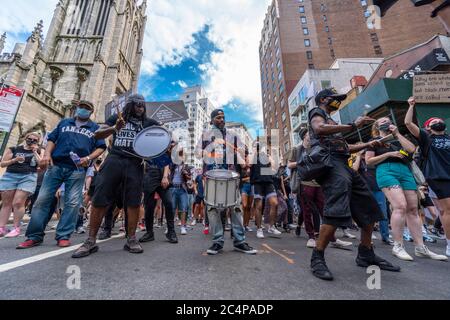 Schwarze Menschenleben Protestierende marschieren zum Union Square in New York City Stockfoto