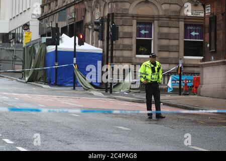Polizeieinfallzelt am Tatort in der West George Street, Glasgow, wo ein Mann von einem bewaffneten Beamten erschossen wurde, nachdem ein anderer Polizeibeamter bei einem Anschlag am Freitag verletzt worden war. Stockfoto
