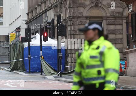 Polizeieinfallzelt am Tatort in der West George Street, Glasgow, wo ein Mann von einem bewaffneten Beamten erschossen wurde, nachdem ein anderer Polizeibeamter bei einem Anschlag am Freitag verletzt worden war. Stockfoto