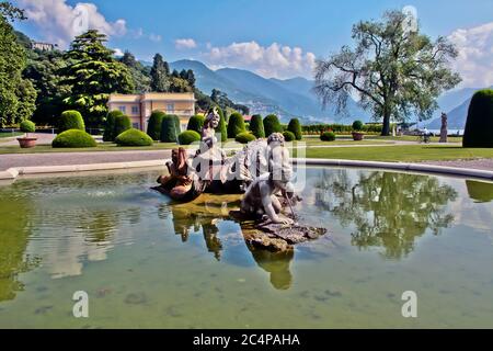 Como, Lombardei, Italien. Der monumentale Brunnen vor der Villa Olmo zeigt ein Seeungeheuer, das mit drei Cherubim kämpft; er ist das Werk des Mailänder Bildhauers Gerolamo Oldofredi (Mailand 1840-1905) und wurde von den Herzögen Visconti di Modrone aufgestellt. Stockfoto