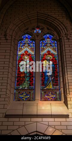 Madrid, Comunidad de Madrid, Spanien, Europa.. Iglesia de Santa Cruz (Kirche des Heiligen Kreuzes), 1889-1902. Buntglasfenster mit Darstellungen von St. Peter und St. Paul. Stockfoto