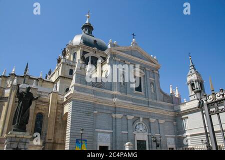 Madrid, Comunidad de Madrid, Spanien, Europa.. Calle de Bailén, Catedral de Almudena (Kathedrale von Almudena) 1879 · 1965. Stockfoto