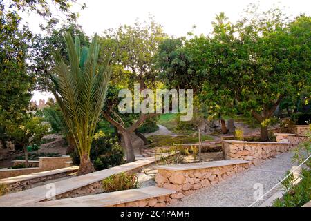 Almería, Andalusien, Spanien, Europa.. Die arabische befestigte Zitadelle der Alcazaba, erbaut von Abd ar-Rahman III im 10. Jahrhundert. Der Garten in der Festung. Stockfoto