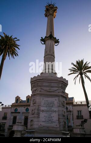 Almería, Andalusien, Spanien, Europa.. Plaza de la Constitucion oder Plaza Vieja. Das Denkmal der Freiheitsmarter (Martyres de la libertad), auch bekannt als Denkmal der Coloraos oder Pingurucho, ist eine Gedenksäule, die 1870 eingeweiht und 1988 restauriert wurde. Stockfoto