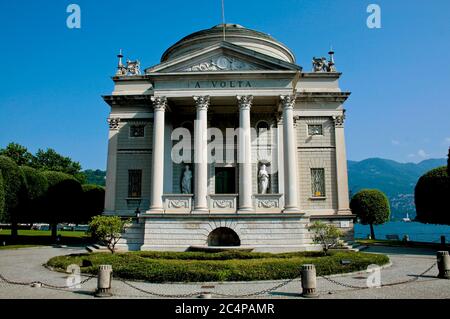 Como, Lombardei, Italien. Comer See, Lungo Lario Marconi. Volta Tempel (Tempio Voltiano, 1928). Es ist das Meistbesuchte Museum in Como. Die Dauerausstellung widmet sich dem Gedenken an Alessandro Volta und der Anerkennung seiner wissenschaftlichen Arbeit. Stockfoto