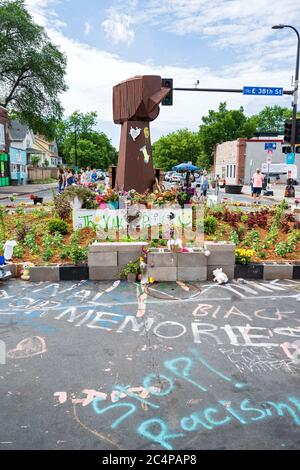 Minneapolis, MN/USA - 21. Juni 2020: Erhabene erste Gedenkstätte auf Straßenecke Aufstellungsort von George Floyds Verhaftung und Tod. Stockfoto