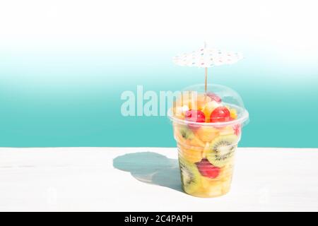 Tropischer Fruchtcocktail in einer Tasse Stockfoto