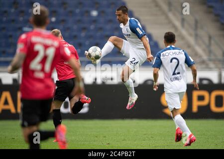 Hannover, Deutschland. Juni 2020. Fußball: 2. Bundesliga, Hannover 96 - VfL Bochum, 34. Spieltag in der HDI-Arena. Bochums Vasileios Lampropoulos spielt den Ball. Quelle: Swen Pförtner/dpa - WICHTIGER HINWEIS: Gemäß den Bestimmungen der DFL Deutsche Fußball Liga und des DFB Deutscher Fußball-Bund ist es untersagt, im Stadion und/oder aus dem Spiel aufgenommene Aufnahmen in Form von Sequenzbildern und/oder videoähnlichen Fotoserien zu nutzen oder auszunutzen./dpa/Alamy Live News Stockfoto