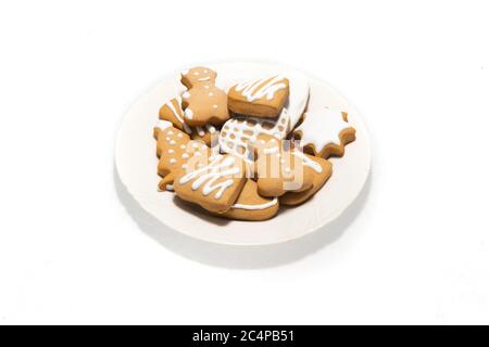 Lebkuchen. Weihnachtskekse in Form von Teddybär, Herz und Feuerbaum. Stockfoto