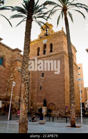 Almería, Andalusien, Spanien, Europa.. Catedral de santa María de la Encarnación (Kathedrale der Heiligen Maria der Menschwerdung). Die Uhr und der Glockenturm. Stockfoto