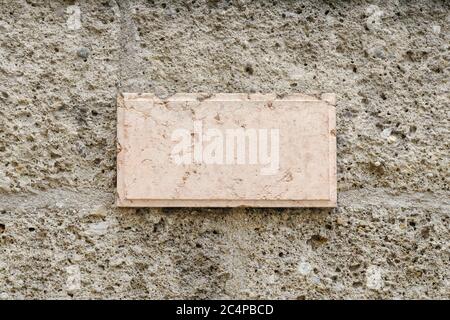 Alte Stein blank Schild Platte auf alten Wand, mit Platz für die Kopie Ihres Textes. Stockfoto