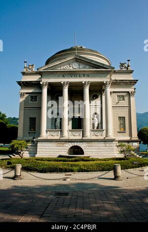 Como, Lombardei, Italien. Comer See, Lungo Lario Marconi. Volta Tempel (Tempio Voltiano, 1928). Es ist das Meistbesuchte Museum in Como. Die Dauerausstellung widmet sich dem Gedenken an Alessandro Volta und der Anerkennung seiner wissenschaftlichen Arbeit. Stockfoto