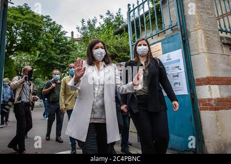 (200628) -- PARIS, 28. Juni 2020 (Xinhua) -- die amtierende Bürgermeisterin von Paris Anne Hidalgo (L, Front) verlässt während der zweiten Runde der Kommunalwahlen in Paris, Frankreich, am 28. Juni 2020 ein Wahllokal des 15. Bezirks. Da sich die COVID-19-Epidemie in Frankreich immer besser entwickelt, werden am Sonntag rund 16.5 Millionen Wähler aufgerufen, im Rahmen eines strengen Gesundheitsprotokolls bei der zweiten Runde der Kommunalwahlen ihre Stimme zu geben. Die zweite Runde der Bürgermeisterwahlen war ursprünglich für März 22 geplant, aber die Verschlimmerung der Coronavirus-Ausbrüche und die Anti-Virus-Sperre hatten die französische Regierung gezwungen, p Stockfoto