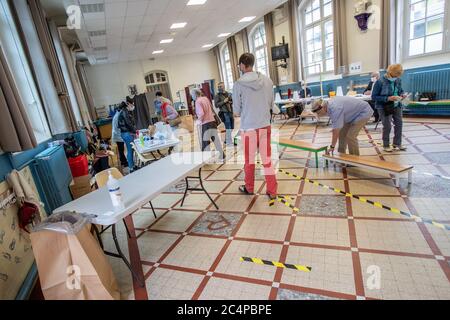 (200628) -- PARIS, 28. Juni 2020 (Xinhua) -- Menschen mit Schutzmasken bereiten sich auf die Wahl in einem Wahllokal während der zweiten Runde der Kommunalwahlen in Paris, Frankreich, am 28. Juni 2020 vor. Da sich die COVID-19-Epidemie in Frankreich immer besser entwickelt, werden am Sonntag rund 16.5 Millionen Wähler aufgerufen, im Rahmen eines strengen Gesundheitsprotokolls bei der zweiten Runde der Kommunalwahlen ihre Stimme zu geben. Die zweite Runde der Bürgermeisterwahlen war ursprünglich für März 22 geplant, aber die Verschlimmerung der Coronavirus-Ausbrüche und die Sperrung des Virus hatten die französische Regierung gezwungen, sie zu verschieben. (Foto von Aurelien Stockfoto