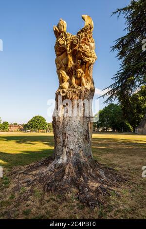 Die Buche-Baumschnitzerei von Tom Harvey auf dem Gelände der Pershore Abbey, Worcestershire, England Stockfoto