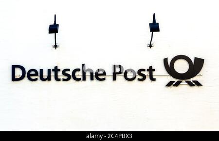 Hersbruck, Bavari DEUTSCHLAND : das Logo der Marke 'Deutsche Post' an einer Lieferstelle in Hersbruck. Deutsche Post, DHL ist der weltweit größte Kurier Stockfoto