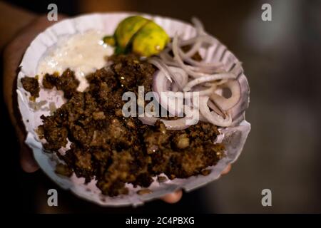 Sutli Kebab Wird In Papierteller Serviert Stockfoto