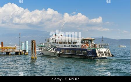 GARDONE RIVIERA, ITALIEN - September 2018: Schnelle Hydrofoil Fähre anreisen, in Gardone Riviera am Gardasee. Stockfoto