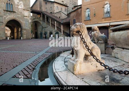 BERGAMO, ITALIEN - 05. NOVEMBER 2019: Springbrunnen mit Löwen auf der Piazza Vecchia Stockfoto