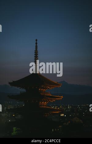 Blick in der Nacht von Ninenzaka am 28. Juni 2020 in Kyoto, Japan. Die Zahl der ausländischen Besucher in Japan ist im Vergleich zum Vorjahr um 99.9 Prozent gesunken, und die weltweiten Reisebeschränkungen schränken den internationalen Personenverkehr im Zuge der Coronavirus-Pandemie Covid-19 stark ein. 28. Juni 2020 Quelle: Nicolas Datiche/AFLO/Alamy Live News Stockfoto