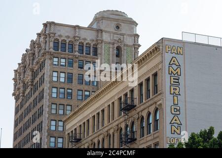 Los Angeles, California, USA - 11. Juni 2015: Historische, elegante Gebäude auf der Broadway Street. Straßenkatern. Stockfoto