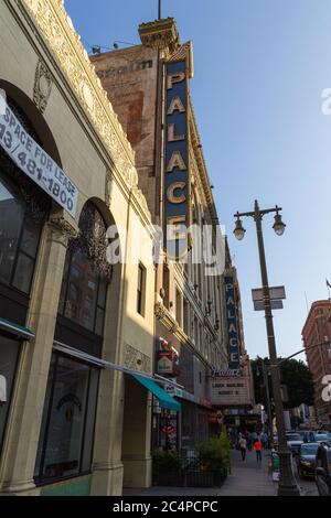Los Angeles, California, USA - 11. Juni 2015: Historische, elegante Gebäude auf der Broadway Street. Straßenkatern. Stockfoto