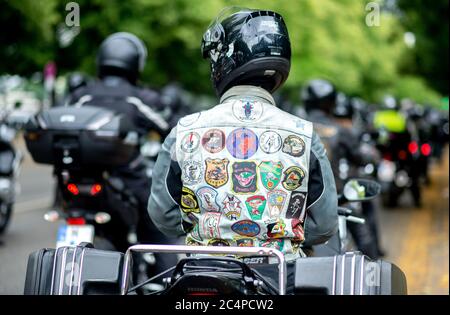 Hannover, Deutschland. Juni 2020. Ein Motorradfahrer trägt eine Jeansjacke mit bestickten Motorradschlägeremblemen während einer Demonstrationsfahrt auf der Rudolf-von-Bennigsen-Bank. Mit der Fahrt von Hildesheim nach Hannover wollen die Motorradfahrer gegen strengere Gesetze protestieren. Hintergrund sind Vorschläge des Bundesrates zur Lärmvermeidung. Quelle: Hauke-Christian Dittrich/dpa/Alamy Live News Stockfoto